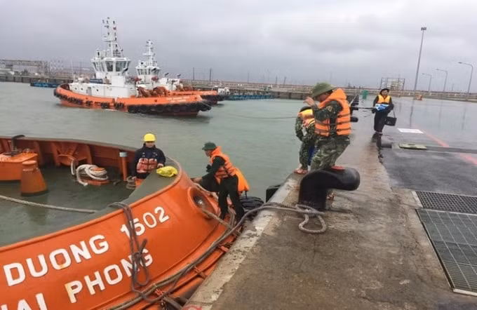 Lực lượng chức năng huy động phương tiện để cứu nạn tại cảng Sơn Dương, Hà Tĩnh