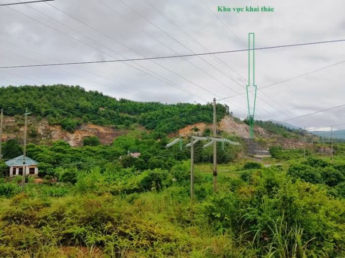 Mũi tên xanh là khu vực xí nghiệp than Uông Bí đang khai thác than hầm lò, phía bên trái là nơi 05 hộ dân sinh sống