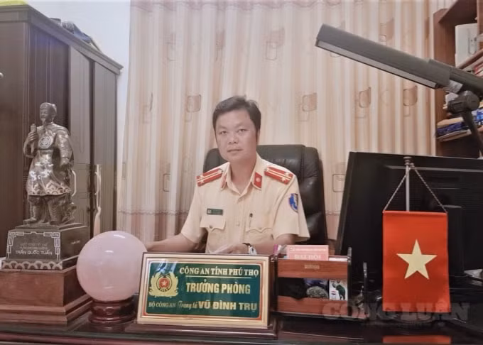 Trung tá Vũ Đình Trụ - Trưởng phòng CSGT Công an tỉnh Phú Thọ trao đổi với PV Báo Nhà báo & Công Luận. Ảnh: Vũ Lân