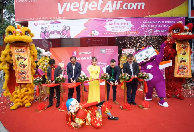 Lãnh đạo Vietjet - SWIFT247 - Grab cắt băng khai trương điểm giao nhận hàng hóa của Vietjet tại Đà Nẵng.