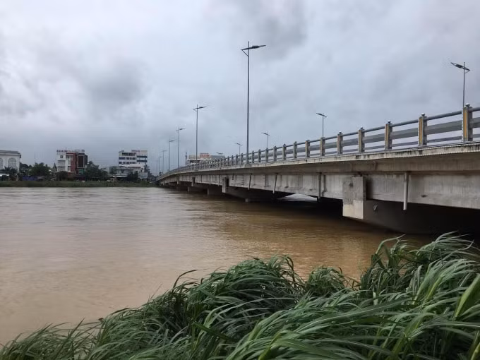 Trước diễn biến phức tạp của bão số 6, Chủ tịch UBND tỉnh đã có công điện khẩn yêu cầu chủ động ứng phó với bão. (ảnh Mai Lực)