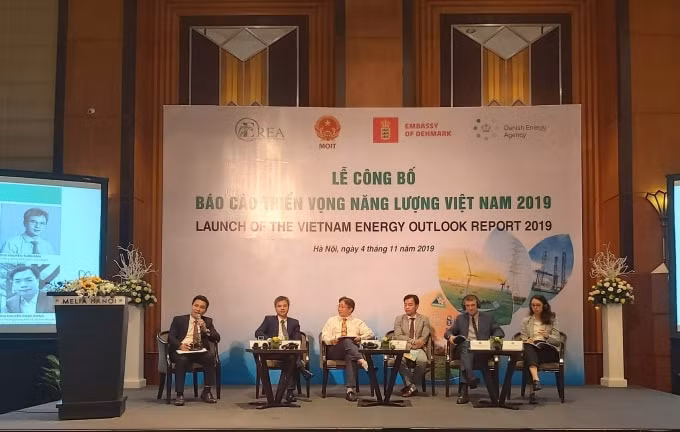 Các đại biểu trao đổi trong Lễ Công bố Báo cáo Triển vọng năng lượng Việt Nam 2019. Ảnh: Lê Nam