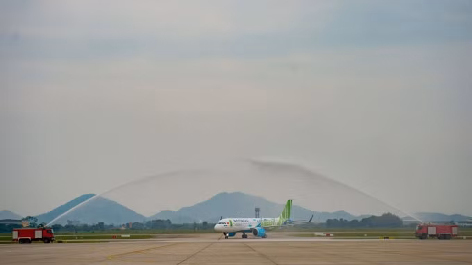 Nghi thức vòi rồng đón máy bay Airbus A320neo của Bamboo Airways.
