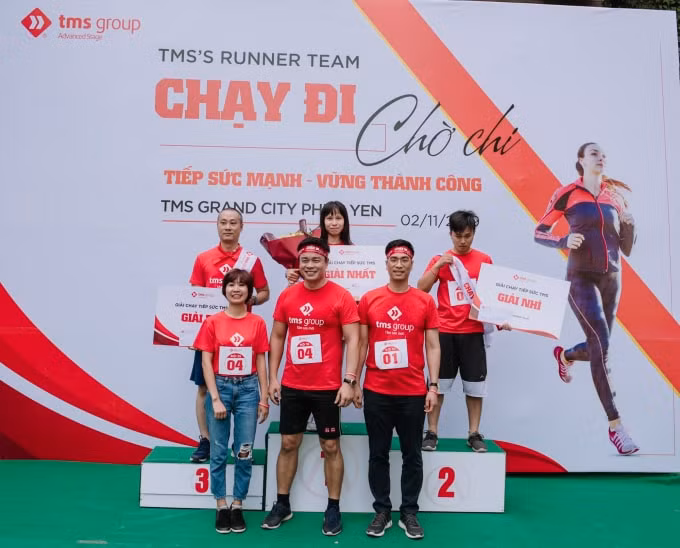 Trao giải cho các đội thi có thành tích xuất sắc.