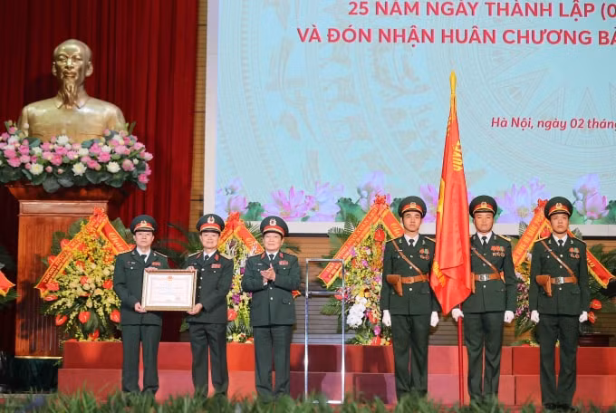 Lãnh đạo MB đón nhận Huân chương Bảo vệ Tổ quốc hạng Nhất (2019). (Ảnh - MB)
