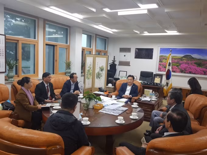 Đoàn làm việc với Chủ tịch Hội đồng JeJu KimTae-suk