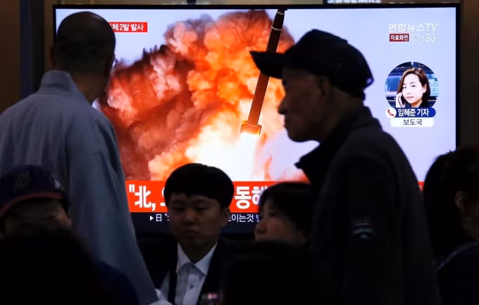 Hình ảnh thử tên lửa của Triều Tiên trên sóng truyền hình Hàn Quốc. Ảnh: Reuters