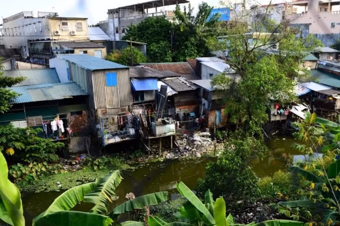Cuộc sống tạm bợ, nhếch nhác và ô nhiễm của người dân khi xây nhà trái phép xung quanh các Hộ thành hào. (ảnh VD)
