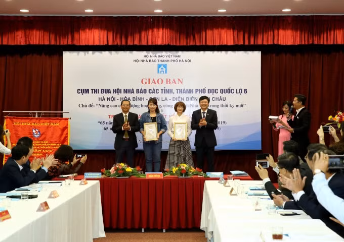 Đồng chí Hồ Quang Lợi, Phó Chủ tịch Thường trực Hội Nhà báo Việt Nam và đồng chí Tô Quang Phán, Ủy viên Ban Thường vụ Hội Nhà báo Việt Nam, Chủ tịch Hội Nhà báo Hà Nội - Tổng Giám đốc, Tổng Biên tập Đài Phát thanh - Truyền hình Hà Nội trao Giải Nhất cho đại diện nhóm tác giả đoạt giải. Ảnh: Sơn Hải