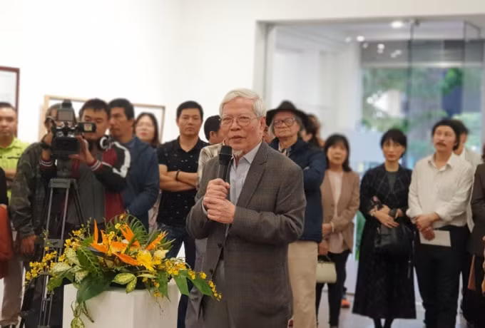 Hoạ sĩ, NSND Ngô Mạnh Lân chia sẻ cảm xúc tại lễ khai mạc triển lãm. Ảnh: vietnamnet