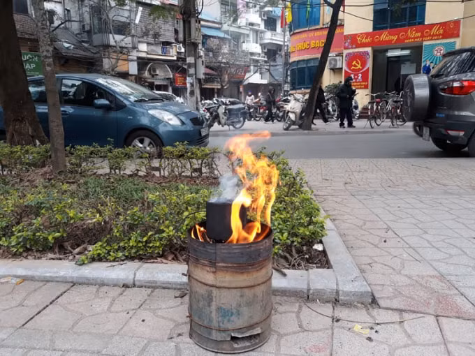 Việc sử dụng than tổ ong làm nhiên liệu đốt đang là một trong những nguyên nhân gây ô nhiễm môi trường trên địa bàn Thủ đô (Ảnh minh họa)
