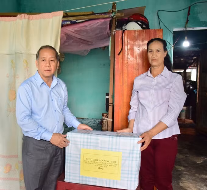 Chủ tịch UBND tỉnh Phan Ngọc Thọ tặng quà cho gia đình có người thân bị mất tại làng Rồng.