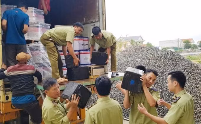 Lực lượng chức năng đang kiểm tra hàng hóa trên xe.