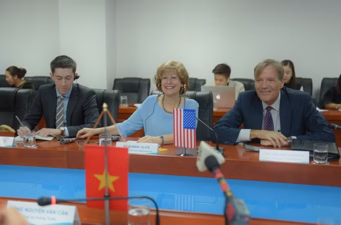 Bà Bonnie Glick- Phó Tổng Giám đốc USAID trong buổi làm việc với Tổng cục Hải quan
