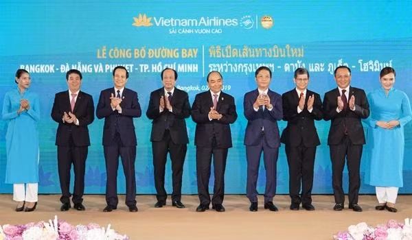Thủ tướng dự lễ khai trương đường bay của Vietnam Airlines. Ảnh: VGP
