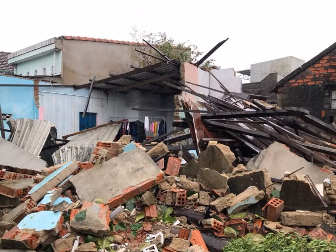 Nhiều ngôi nhà bị sập đổ hoàn toàn do bão.