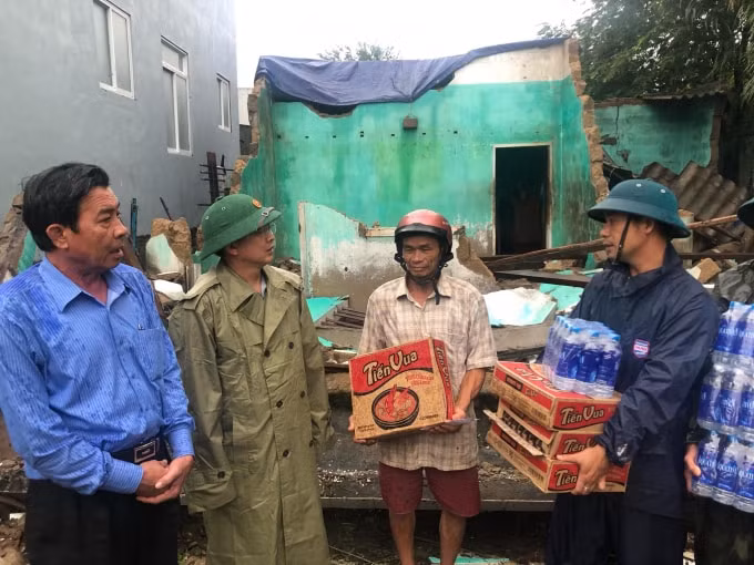 Lãnh đạo các địa phương cũng đã kịp thời thăm hỏi, động viên các gia đình bị thiệt hại nặng nề do bão.