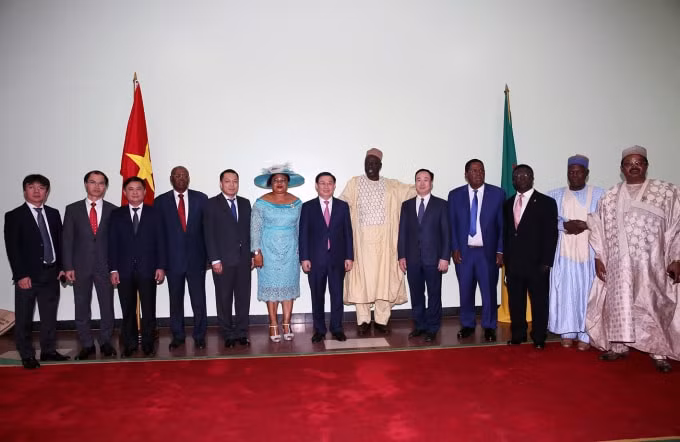 Phó Thủ tướng Vương Đình Huệ làm việc tại Thượng viện Cameroon. Ảnh: VGP
