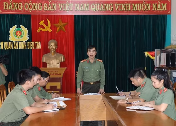 Cơ quan an ninh điều tra Công an Hà Tĩnh bắt 2 đối tượng liên quan vụ 39 thi thể trong xe container ở Anh. Ảnh CAHT