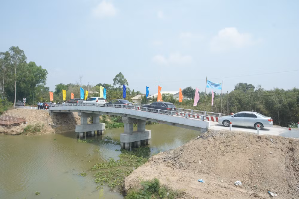 nam a bank tang 10 ty dong xay dung cau giao thong tai tinh long an hinh 2