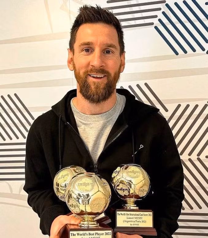 lionel messi nhan danh hieu cau thu xuat sac nhat the gioi hinh 1