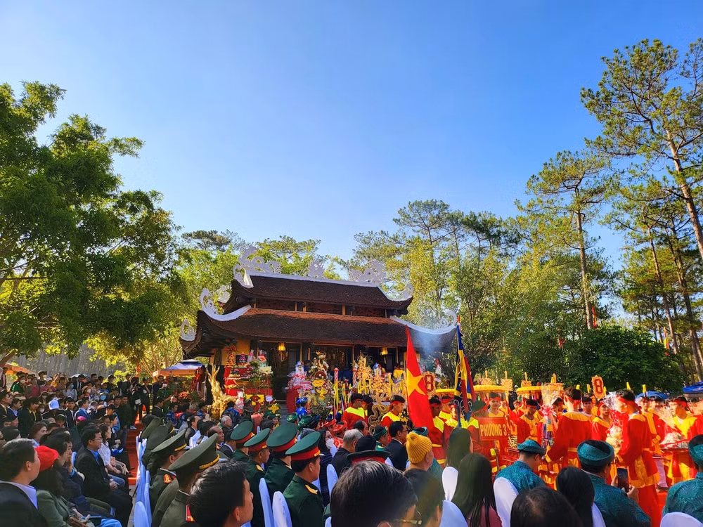 huong ve coi nguon dang huong tuong nho vua hung tai den tho au lac tinh lam dong hinh 1