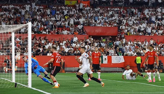 thua tham sevilla man utd bi loai khoi europa league hinh 1