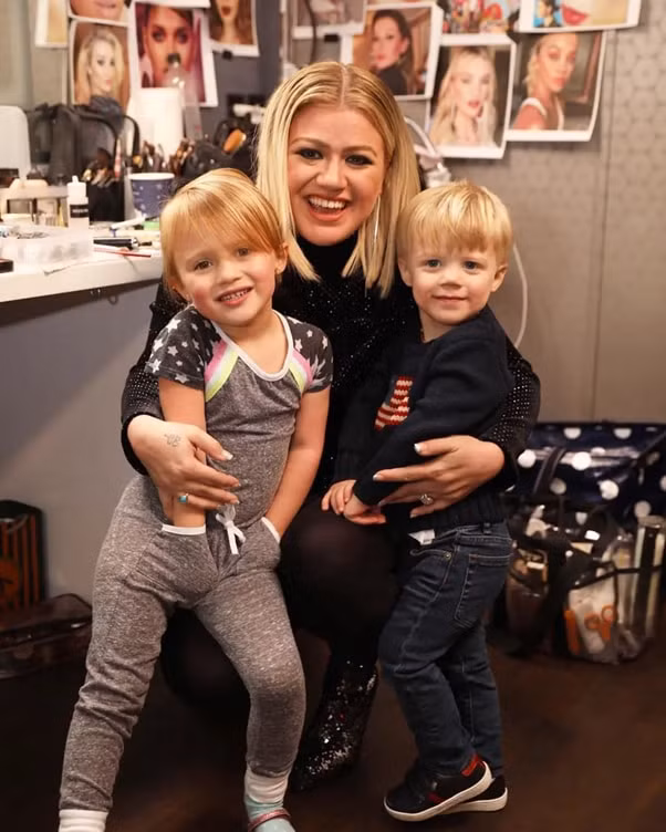 con gai kelly clarkson bi bat nat o truong vi chung kho doc hinh 5