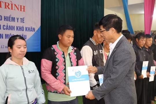 Sơn La: Trao tặng thẻ BHYT cho người dân có hoàn cảnh khó khăn tại huyện Mộc Châu, Mai Sơn, Phù Yên