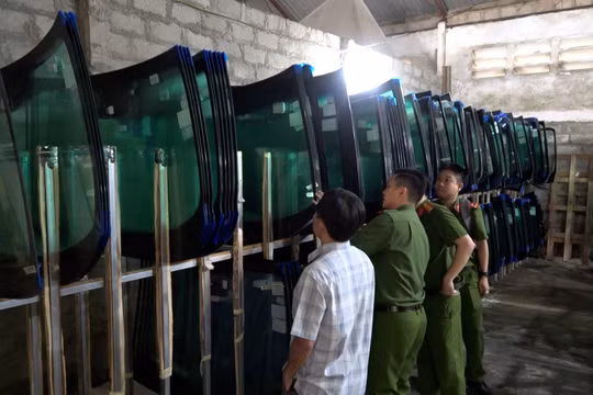 Thừa Thiên Huế: Triệt phá đường dây sản xuất kính xe ô tô giả, lớn nhất từ trước đến nay