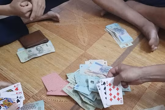 Thanh Hoá: Bắt quả tang 4 cán bộ Chi cục dự trữ Nhà nước tại Hà Trung đánh bạc