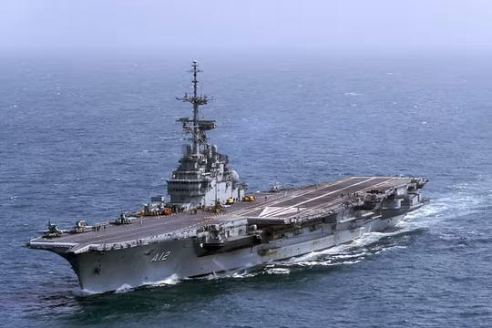 Brazil bỏ rơi tàu sân bay trên biển: Báo động về thảm họa môi trường