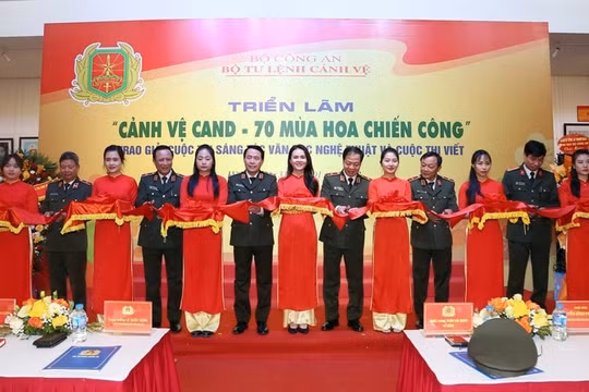 Hơn 200 bức ảnh, hiện vật được trưng bày tại Triển lãm "Cảnh vệ Công an nhân dân - 70 mùa hoa chiến công"