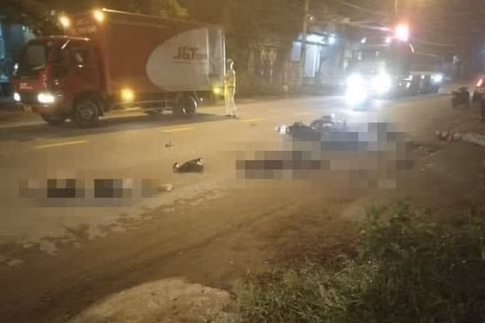 Hai xe máy va chạm kinh hoàng, 6 người thương vong