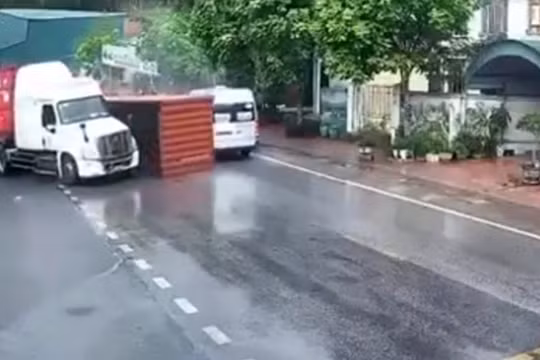 Phanh gấp khi vào cua, xe container hất văng xe CSGT