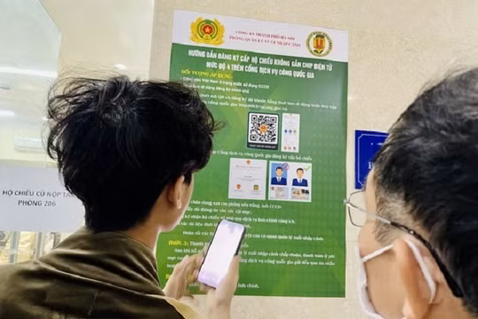 Công an Hà Nội triển khai nhiều phương án hướng dẫn người dân đăng ký cấp hộ chiếu gắn chip