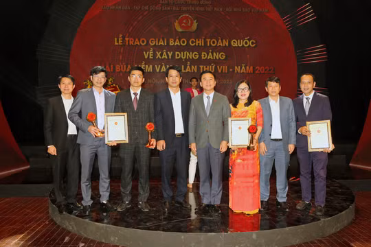 Tặng Bằng khen cho các nhóm tác giả đạt Giải báo chí toàn quốc về xây dựng Đảng