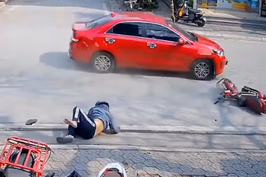 Thiếu quan sát, người lái xe máy điện bị ô tô tông bay lên vỉa hè