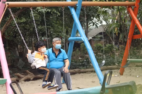 "Biến" bãi rác ô nhiễm khu vực bờ vở sông Hồng thành sân chơi đa chức năng