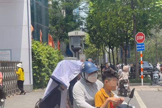Đón con ở Hà Nội: Phụ huynh không đội mũ bảo hiểm, lạng lách giờ tan tầm