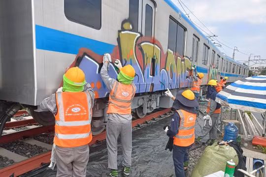 TPHCM: Nghi vấn 2 người nước ngoài vẽ bẩn ở metro số 1