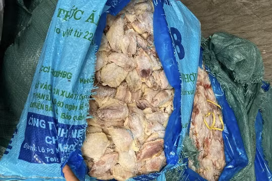 Hà Nội: Phát hiện 1 tấn cánh gà "bẩn" đã biến đổi màu sắc chuẩn bị đưa ra thị trường