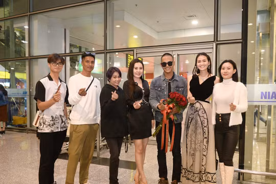 Hoa hậu Phan Kim Oanh ra sân bay đón Chủ tịch Mrs Grand International
