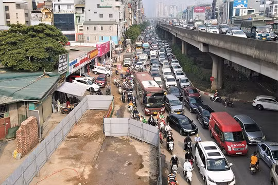Hà Nội: Rào chắn thi công các dự án làm gia tăng ùn tắc giao thông