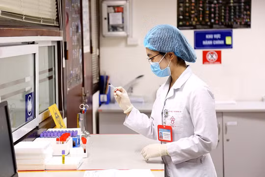 Hy hữu: Người phụ nữ bất ngờ phát hiện ung thư máu khi bị râu tôm chọc vào ngón tay