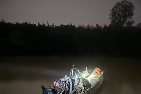 Bình Dương: Bắt giữ một tàu hút cát trái phép