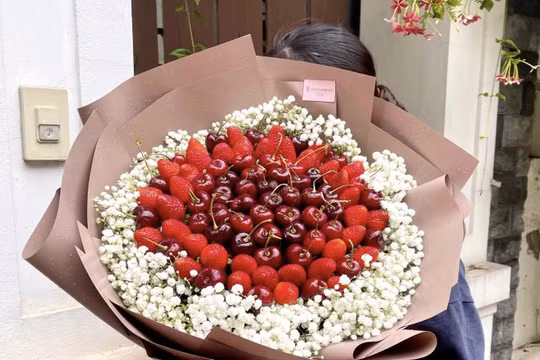 Thị trường ngày Valentine 2023: Hoa dâu tây, hộp quà trái cây nhập khẩu giá tiền triệu vẫn hút khách