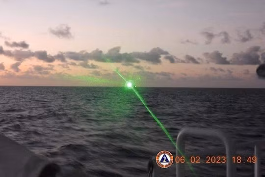 Philippines cáo buộc bị tàu Trung Quốc chiếu tia laser ở Biển Đông
