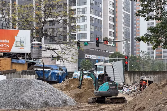 Chủ thầu xây dựng ở Hà Nội “mỏi mắt” tìm thợ đầu năm