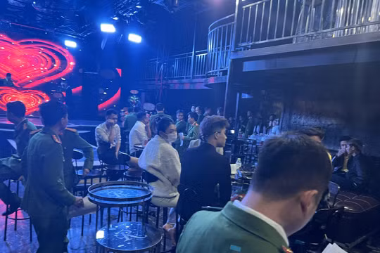 Kiểm tra quán bar Rex phát hiện 13 khách dương tính với ma túy